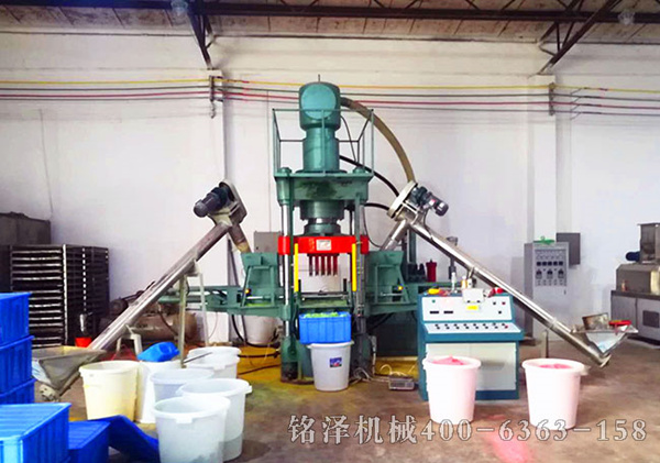 廣東中山200噸魚(yú)餌壓塊機(jī)客戶現(xiàn)場(chǎng) - 河南銘澤機(jī)械制造公司
